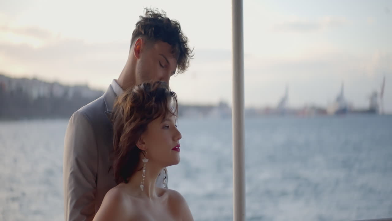 해가 지는 페리 에 있는 부부