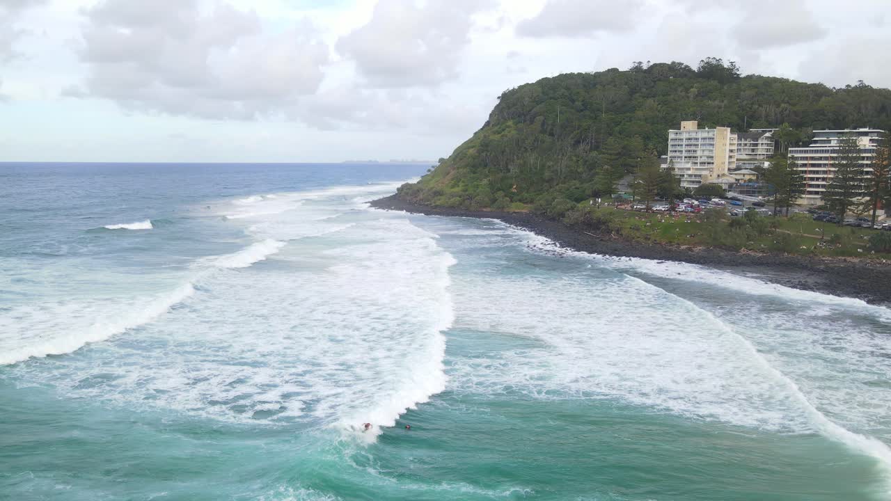 surfistas en olas en la playa de burleigh heads durante una escapada de verano en queensland, costa dorada, australia