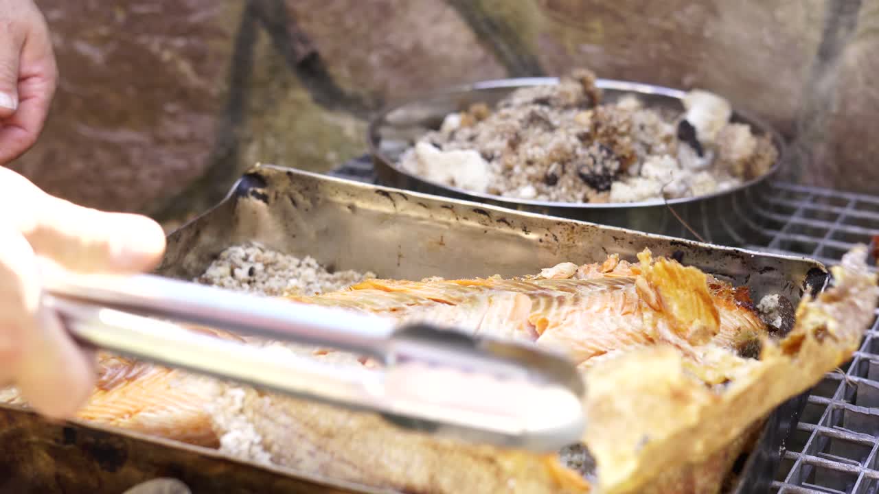 갓 구운 송어 소금구이, 산천에서 잡은 싱싱한 생선의 좋은 향