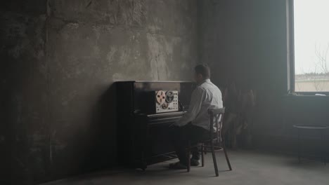 스파이 개념: 특수 비밀 요원이 릴 테이프 레코더에서 듣고, 장교는 헤드폰으로 도청하고, kgb는 대화를 스파이합니다.