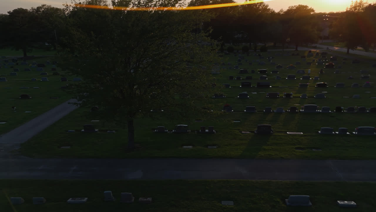 Cimitero rurale di Oak Hill durante il tramonto a Siloam Springs, Arkansas, Stati Uniti. Ripresa aerea con tilt-up.
