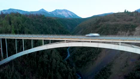 Video-De-Dron-De-4k-De-La-Caravana-De-Rv-Cruzando-El-Puente-De-La-Quebrada-Del-Huracán-En-La-Carretera-De-Parques-Ruta-3-De-Alaska-Cerca-Del-Parque-Estatal-Denali