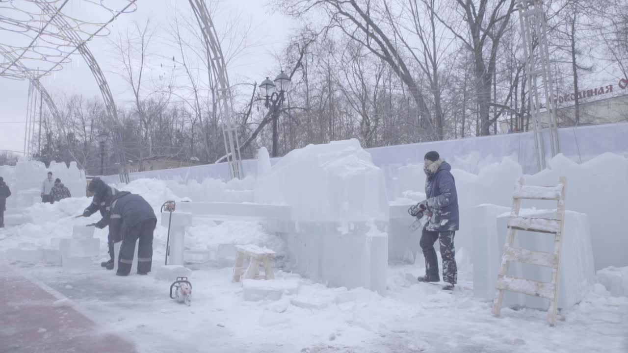겨울 공원 에서 건설 되고 있는 얼음 조각품 들