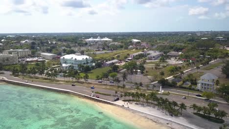 Vista-Aérea-De-La-Playa-De-Esplande-Occidental-Y-La-Costa-De-Nassau-En-Las-Islas-Bahamas---Pan,-Drone-Shot