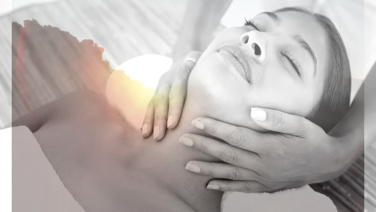 해가 지면서 마사지를 받는 여자