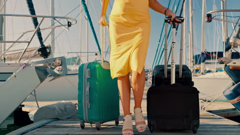 viaje, verano y yate con zapatos de mujer