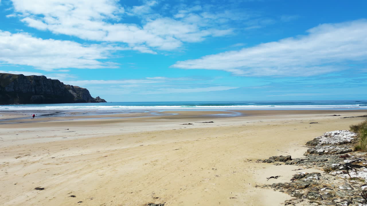 una foto de un avión no tripulado de una playa soleada en la bahía de purakaunui, un hermoso paisaje en la zona costera de catlins | otago, nueva zelanda