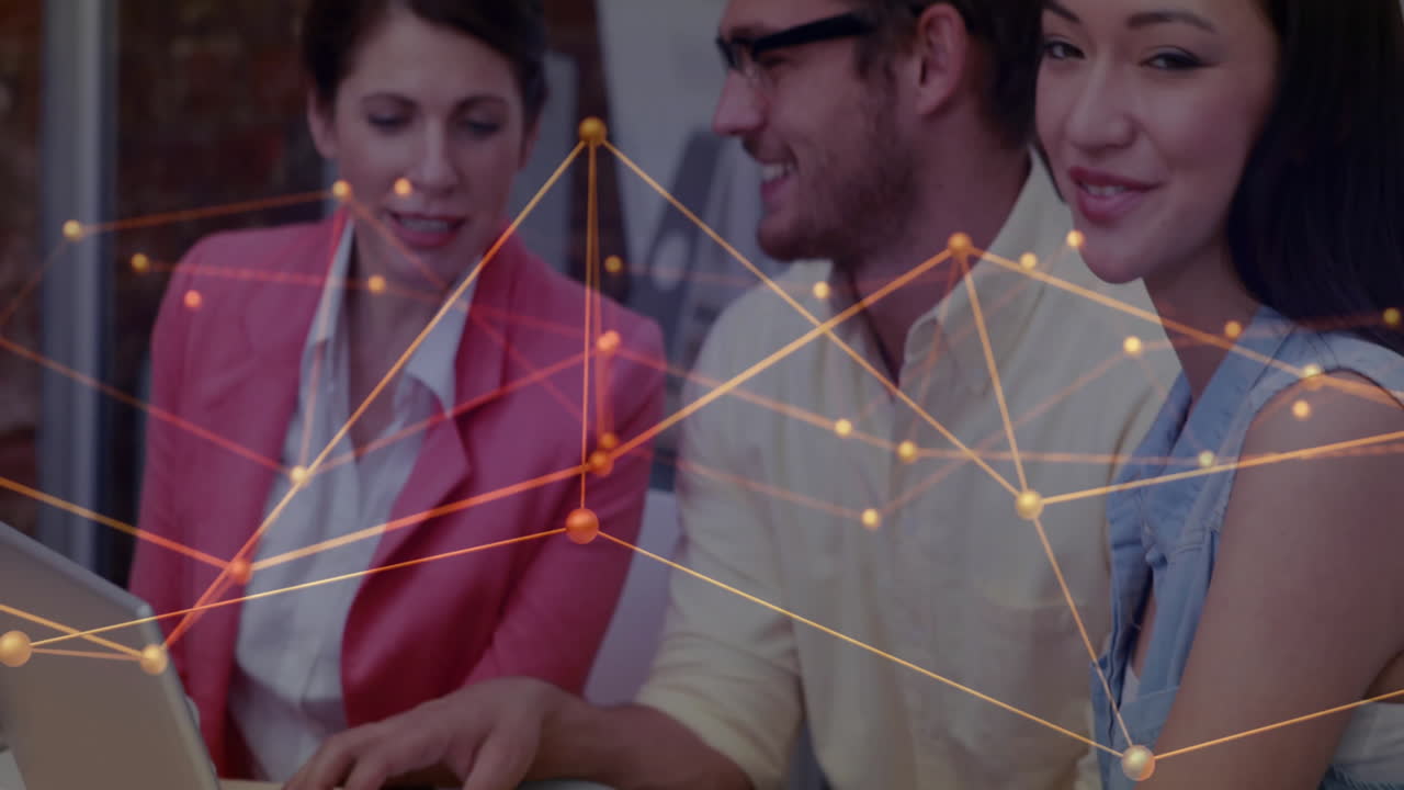 animación de la red de conexiones entre diversas personas de negocios en la oficina