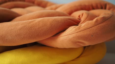 cojines trenzados de color naranja y amarillo