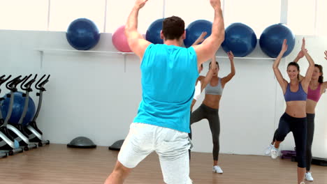clase de aeróbico haciendo ejercicio juntos