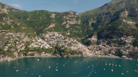 Imágenes-Aéreas-Panorámicas-De-Drones-De-Positano-En-La-Costa-De-Amalfi-De-Italia-En-Un-Día-Soleado