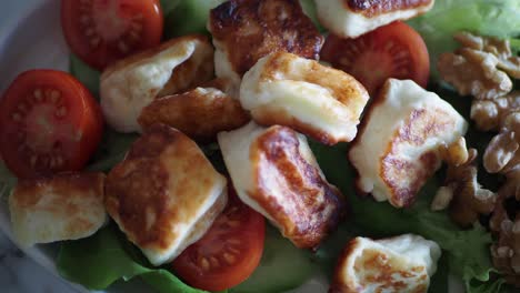 grilled halloumi salad with tomatoes and walnuts