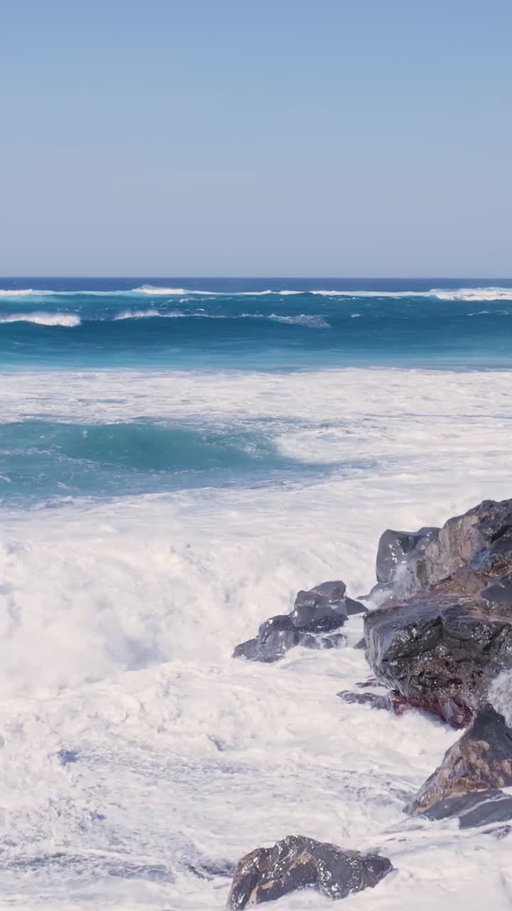 poderosas olas del océano chocando contra las rocas