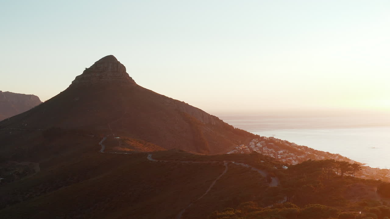 Suggestivo tramonto a Lion's Head, Città del Capo, Sudafrica - ripresa aerea con drone