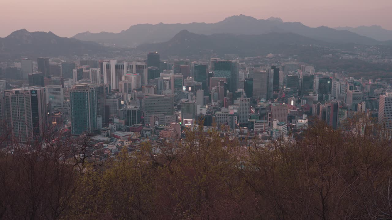 Vista panoramica dello skyline di Seoul e delle montagne al tramonto
