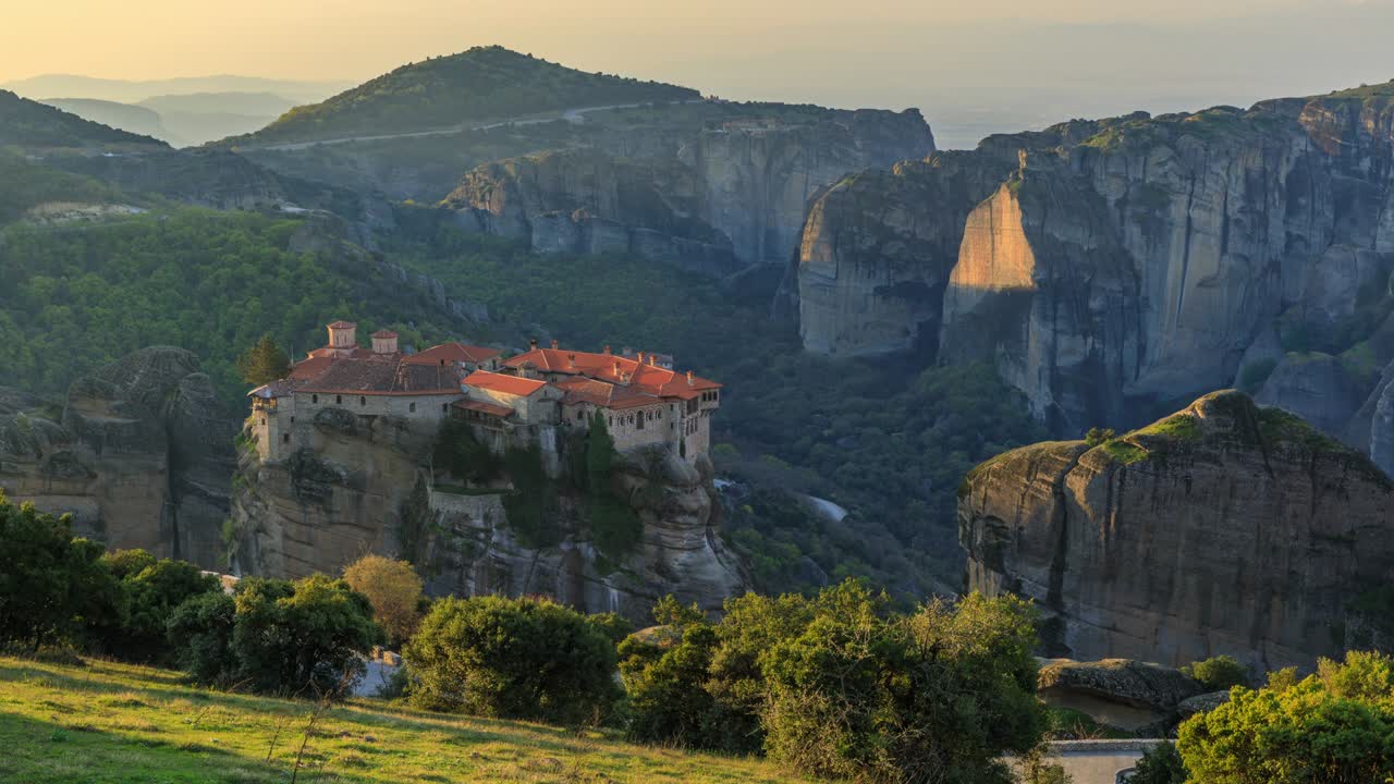 메테오라 수도원의 해가 뜨는 시간