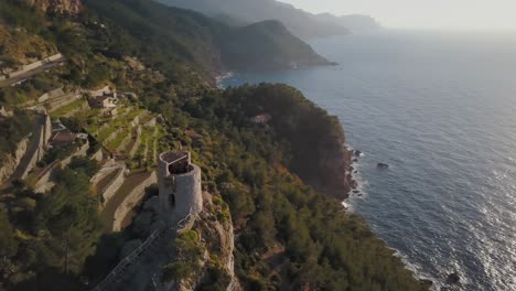 Luftaufnahmen-Von-Touristen,-Die-Den-Blick-Von-Einem-Aussichtspunkt-Mit-Einer-Atemberaubenden-Landschaftskulisse-Genießen---Sonnenuntergang-An-Der-Westküste-Mallorcas---Sehenswürdigkeiten-In-Europa