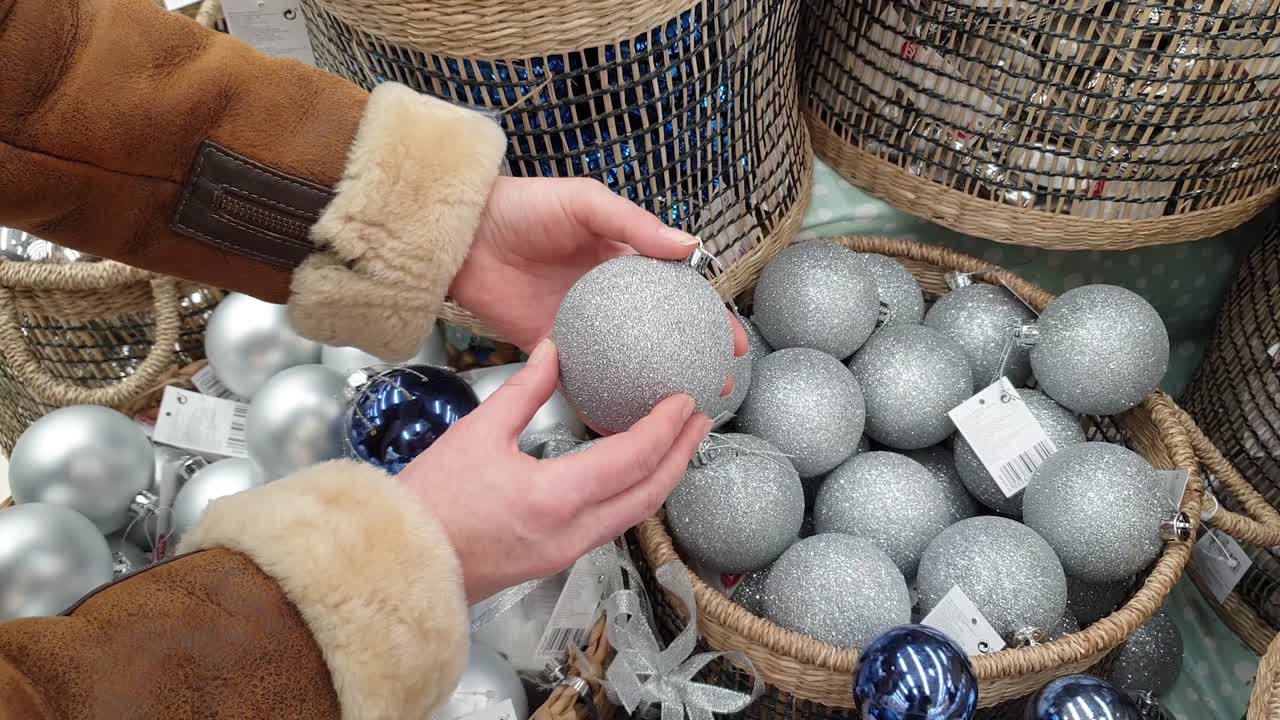 크리스마스 트리 장식을 위해 매장에서 선택하고 쇼핑하세요.