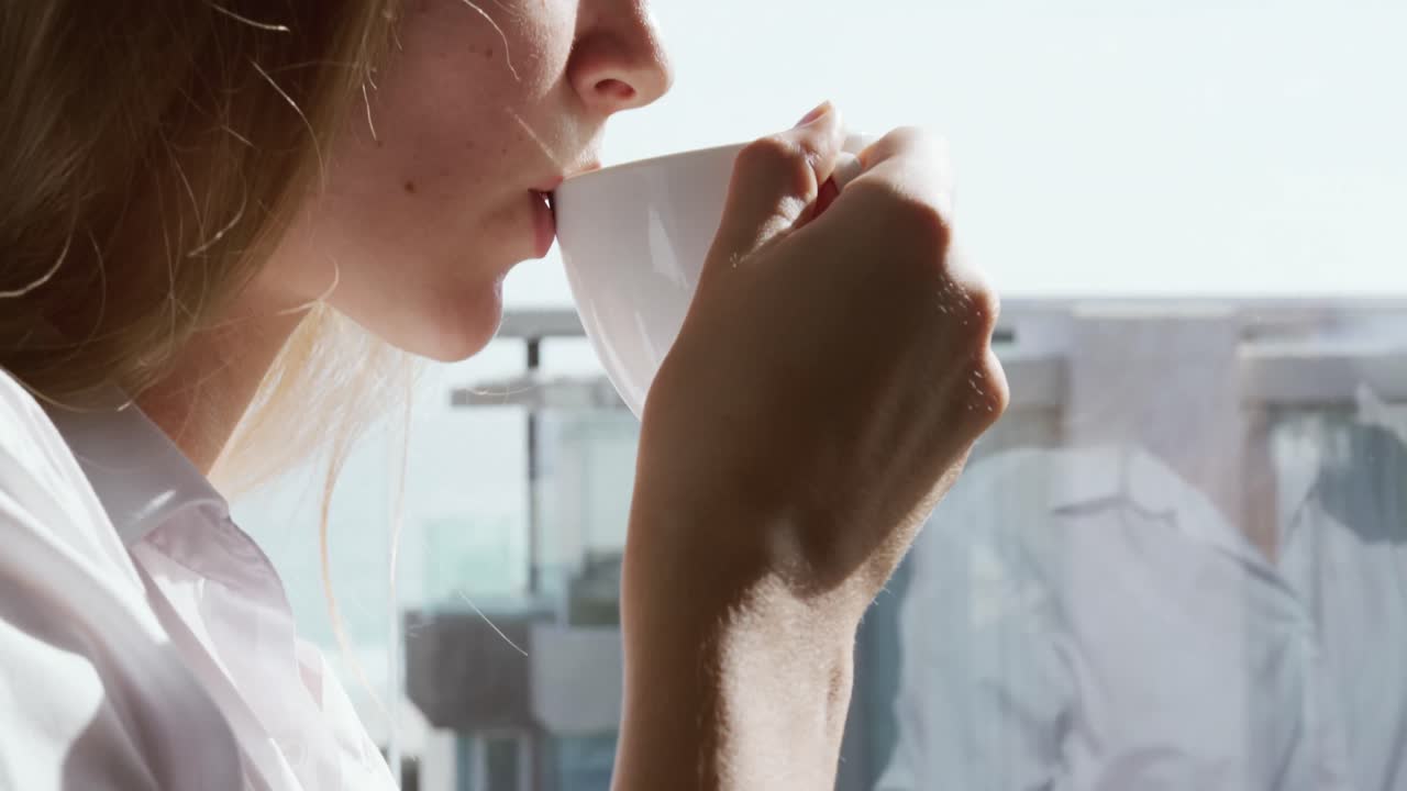 호텔 에서 커피 를 마시는 백인 여자 의 가까운 모습