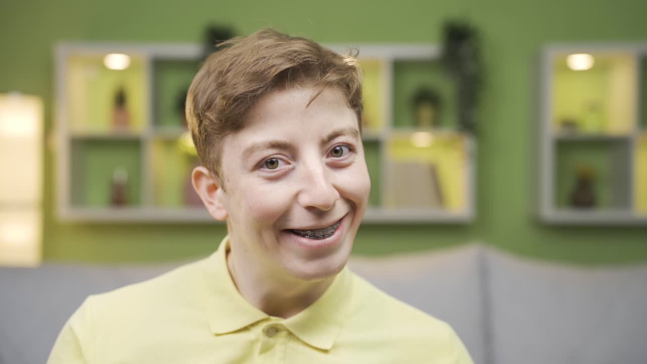 retrato en primer plano de un joven alegre saludando a la cámara.