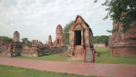 antiguas ruinas de ayutthaya con un tirón de dolly en una toma de viejos edificios estructurados construidos con ladrillos rojos en tailandia