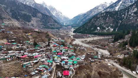 una toma aérea de un dron capturando las impresionantes vistas de la aldea de sangla ubicada en los himalayas.