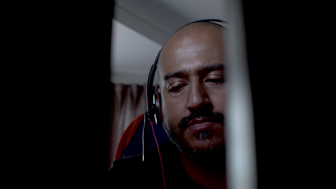 oficinista cansado y con exceso de trabajo, quedándose dormido en la computadora