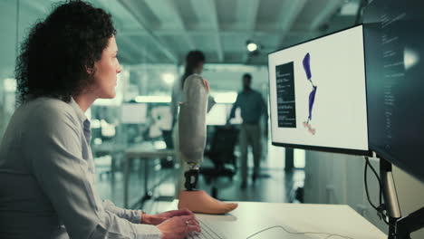 mujer ingeniera diseñando una pierna protésica