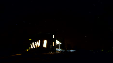Astro-Zeitraffer-Bei-Nacht,-Verlassenes-Waldhaus-Im-Nordischen-Nationalpark