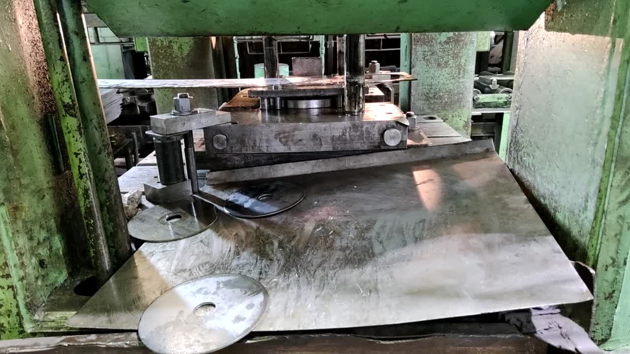 proceso de la vieja escuela industrial de chapa de acero plancha operación de la tira de la hoja de acero