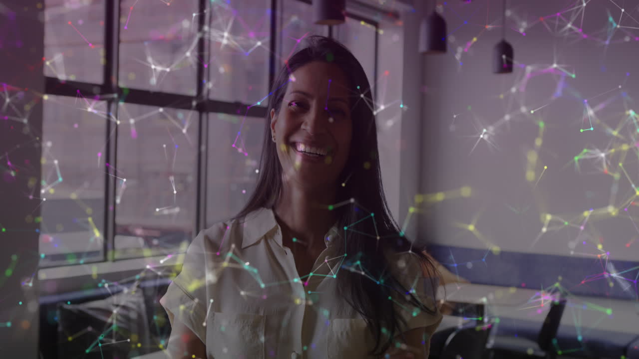 animación de conexiones y procesamiento de datos sobre empresaria biracial en la oficina
