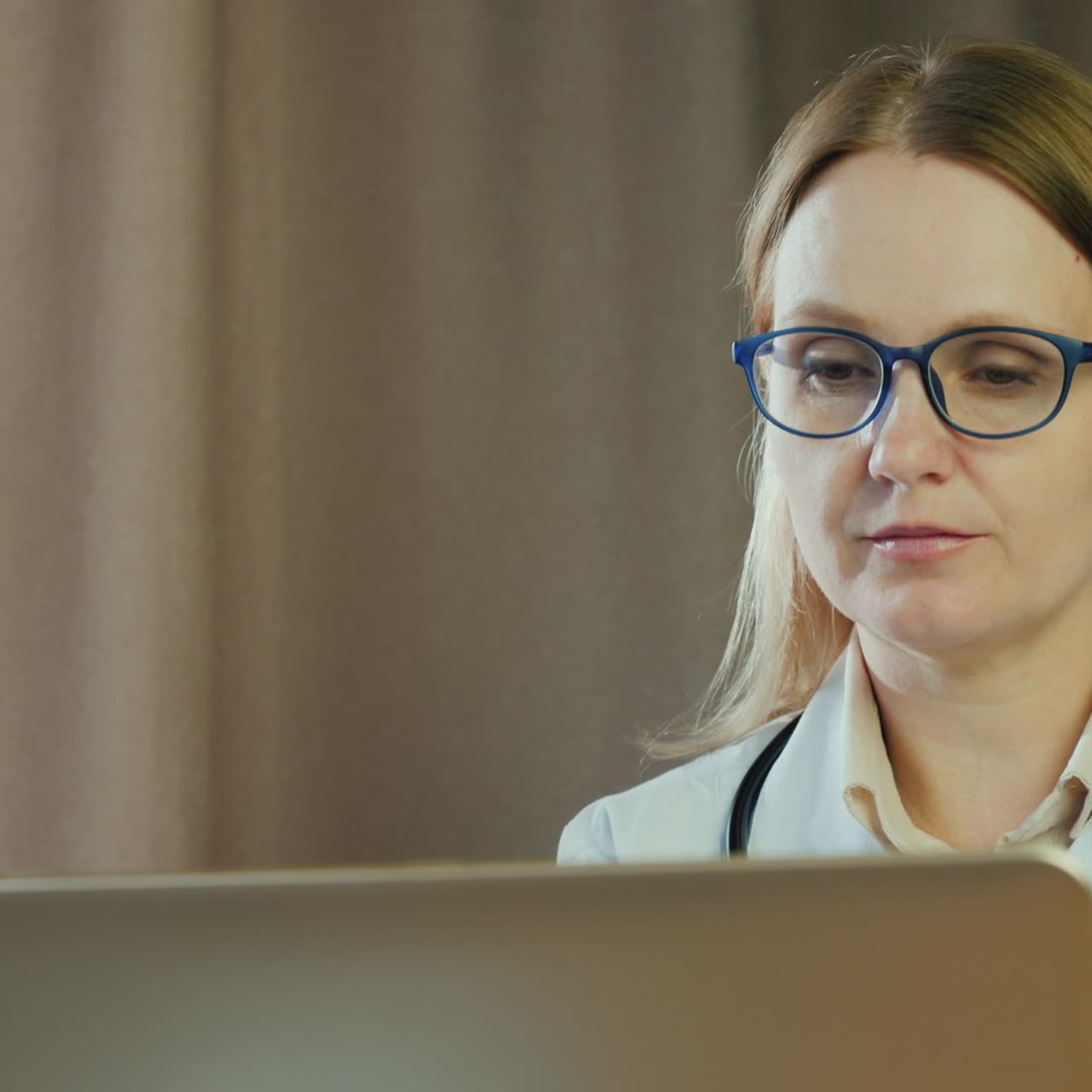 el médico aconseja al paciente a través de una videollamada usando una computadora portátil