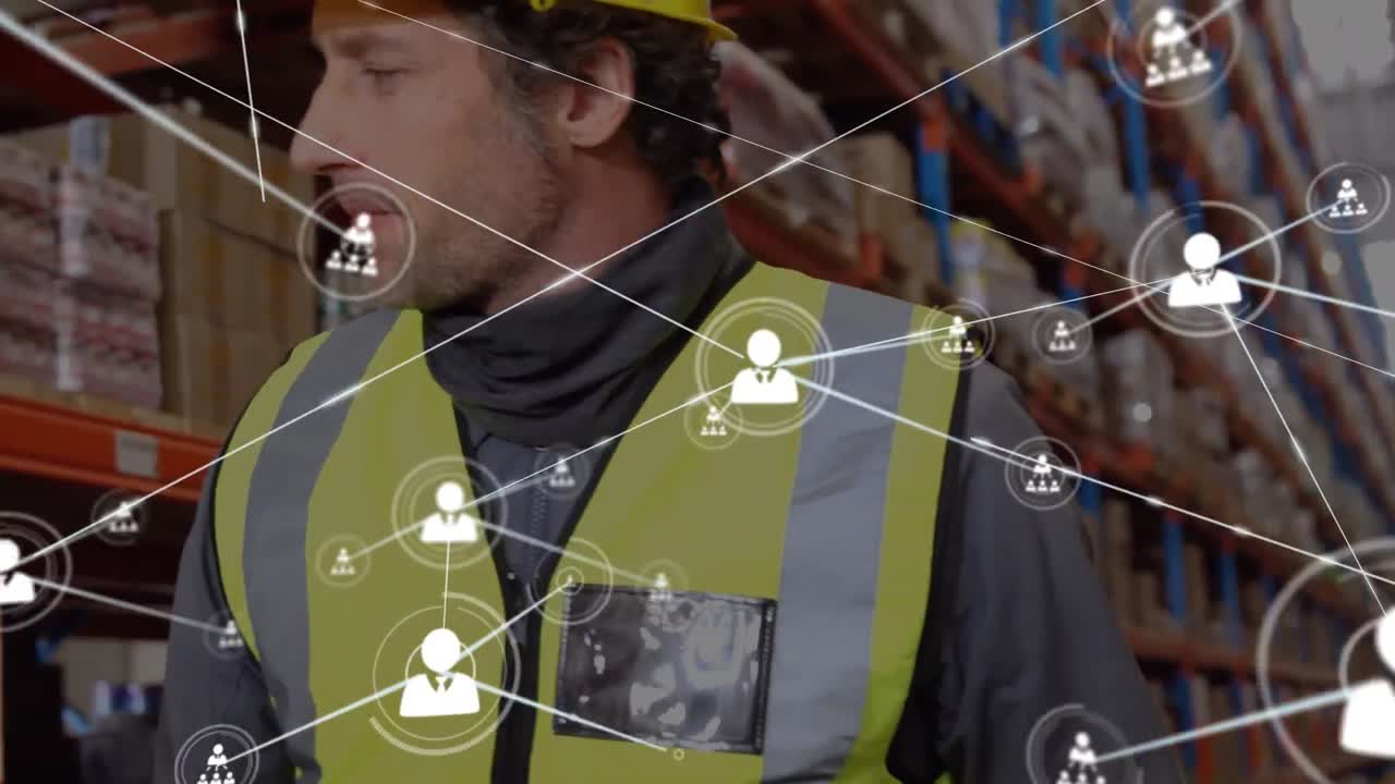 창고에서 는 동안 웃는 백인 남성 노동자에 대한 프로필 아이콘 네트워크의 애니메이션.