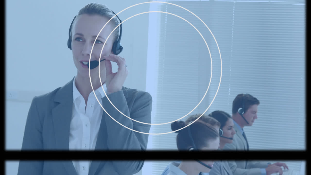 animación de pantallas y círculos sobre personas de negocios que llevan auriculares de teléfono