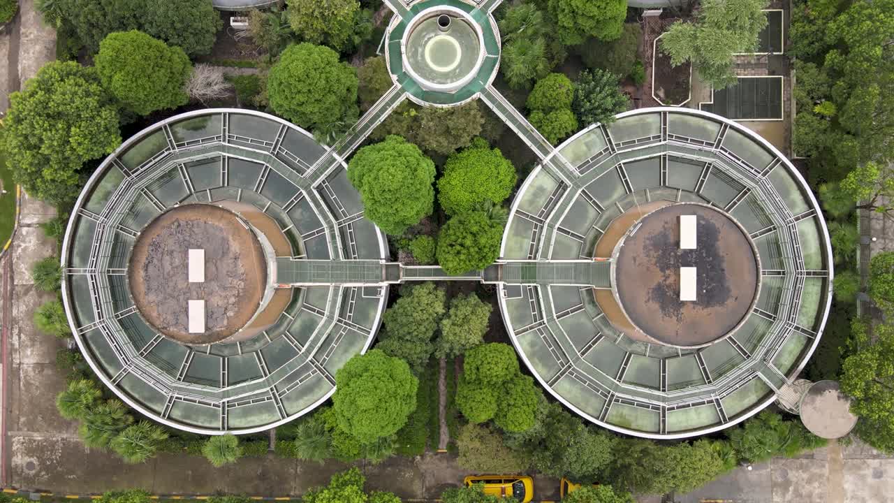 vista aérea de un avión no tripulado de una planta de tratamiento de aguas residuales con tanques de almacenamiento, árboles