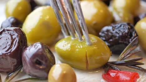 aceitunas mezcladas en un plato