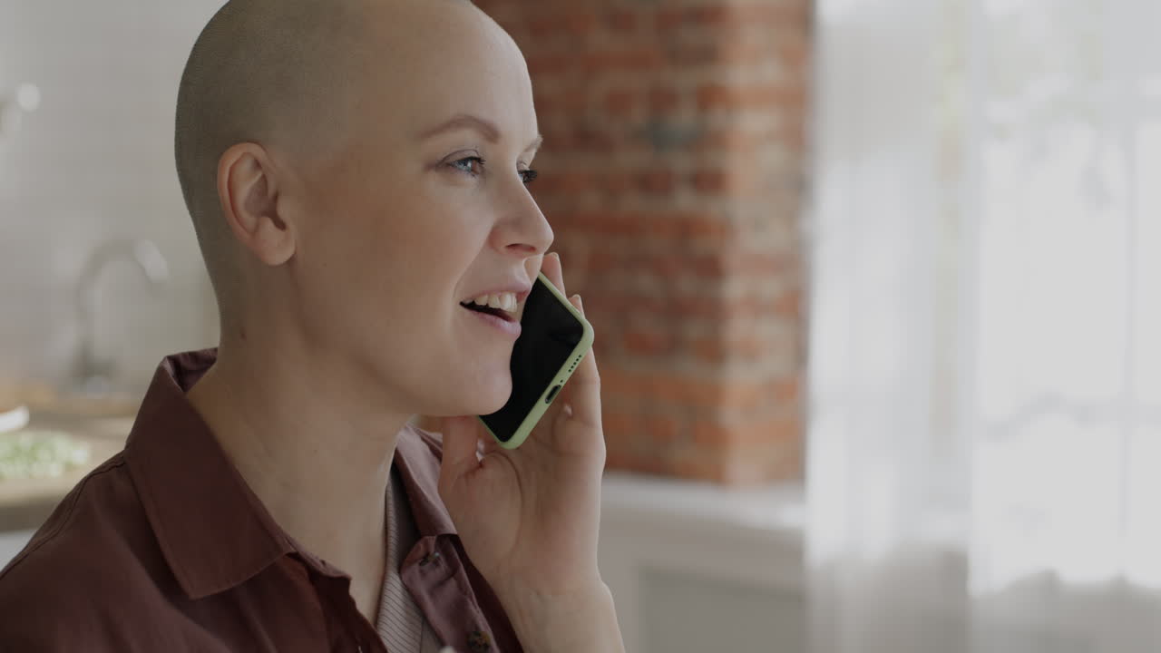 mujer hablando por teléfono en la cocina
