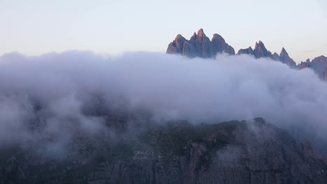 el parque natural nacional de timelapse se encuentra en los alpes dolomitas, la hermosa naturaleza de italia.