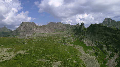 Paisaje-De-Montaña-Bajo-Un-Cielo-Azul-Claro