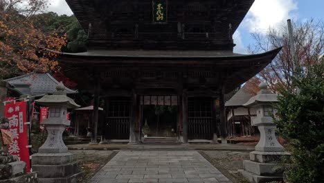 un paseo pacífico hacia un santuario japonés tradicional.