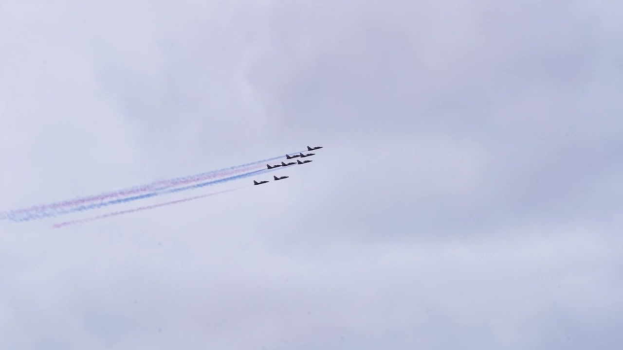 Aviones a reacción KAI T-50B sincronizados volando en formación perfecta en el cielo. Ángulo bajo, toma de seguimiento.