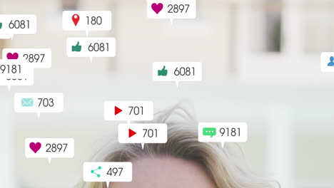 animación de iconos y números de las redes sociales sobre la mujer caucásica en casa