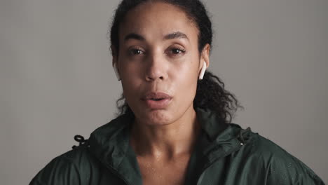 una mujer afroamericana feliz sobre un fondo blanco.