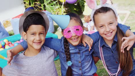 Retrato-De-Amigos-Felices-Haciendo-Gestos-Durante-La-Fiesta-De-Cumpleaños-4k