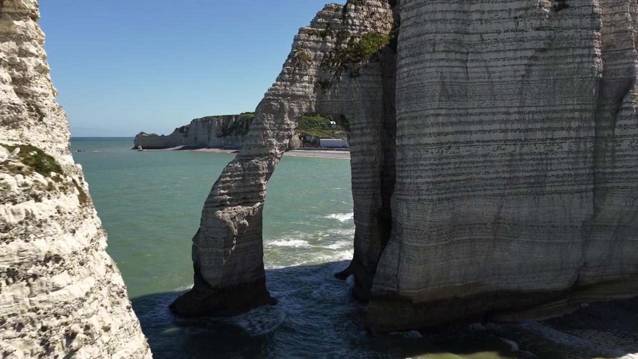Natürlicher Felsbogen Porte d'Aval in den Klippen von Étretat, Alabasterküste der Normandie, Drohnen-Luftaufnahme.