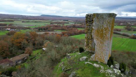 Sandiás-tower-in-ourense,-spain,-historic-monument-on-hillside,-cloudy-day