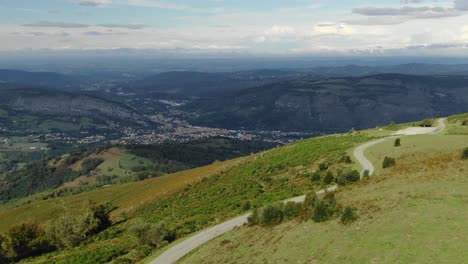 Französische-Pyrenäenlandschaft-In-Der-Sommersaison