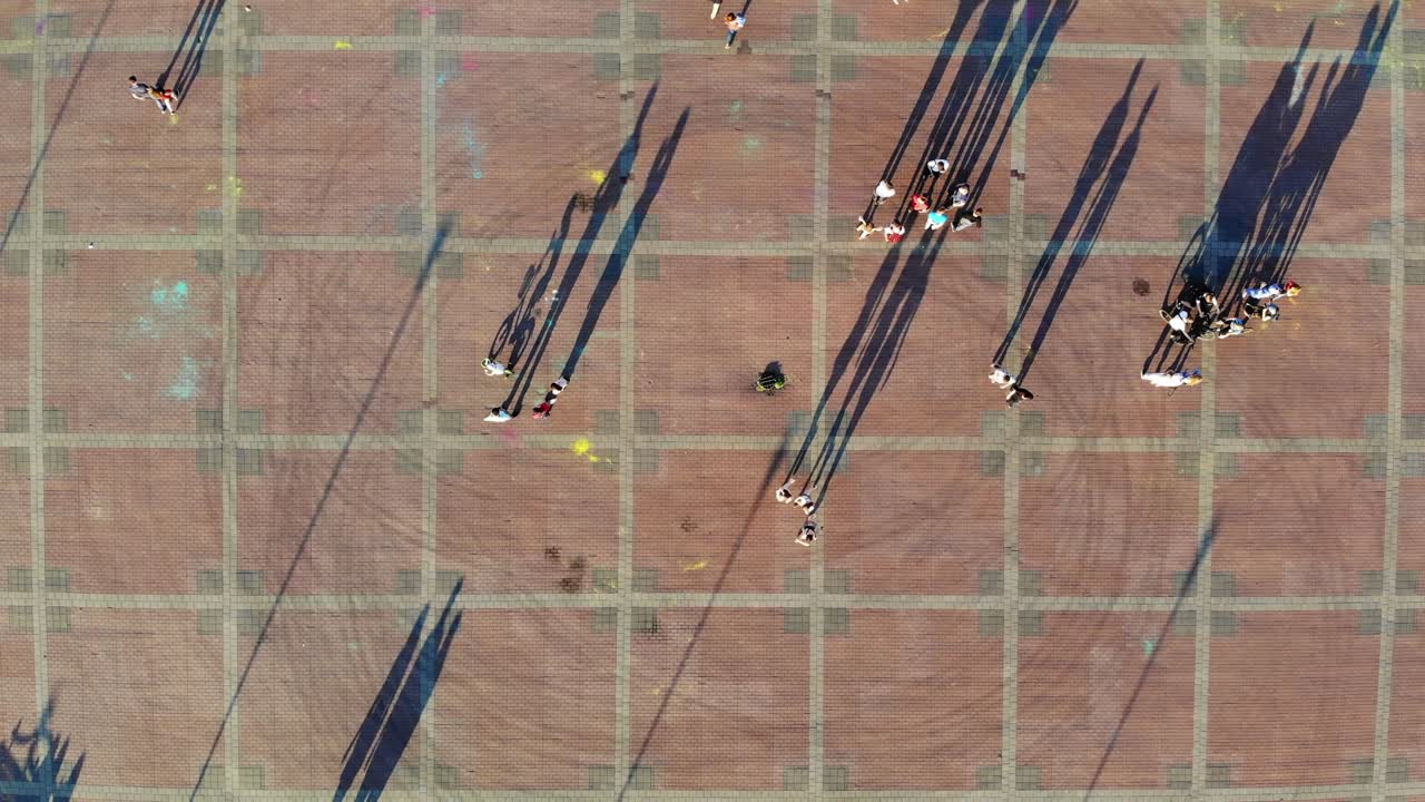 여름의 은 날에 그녀의 사람들에게 걸어가는 지역 위의 드론에 올라