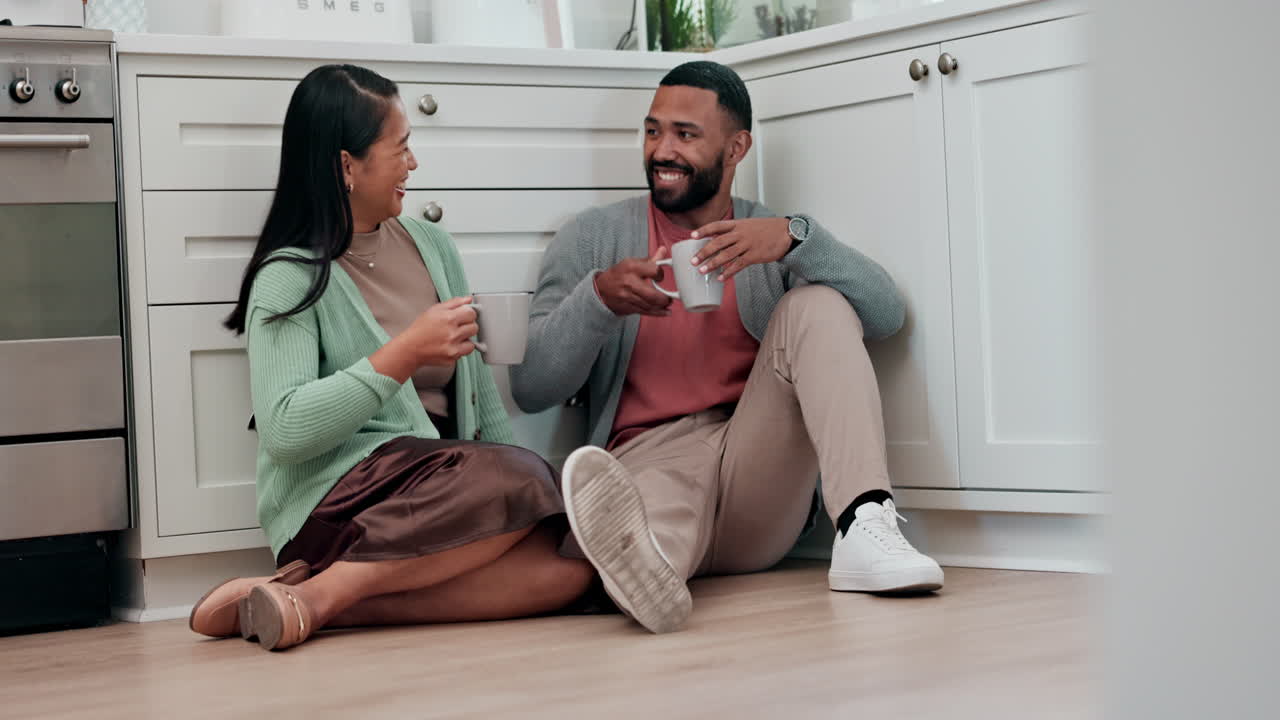 утро, разговор на кофе и пара в доме