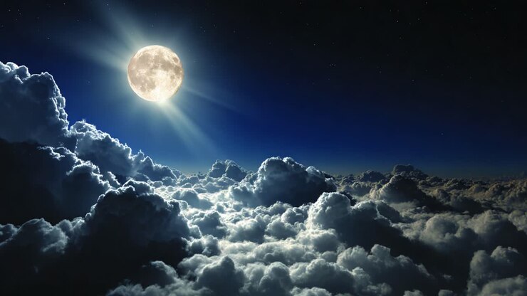 Uma vista deslumbrante de uma lua cheia brilhante iluminando um mar de nuvens sob um céu noturno estrelado, criando uma atmosfera mágica de maravilha e tranquilidade